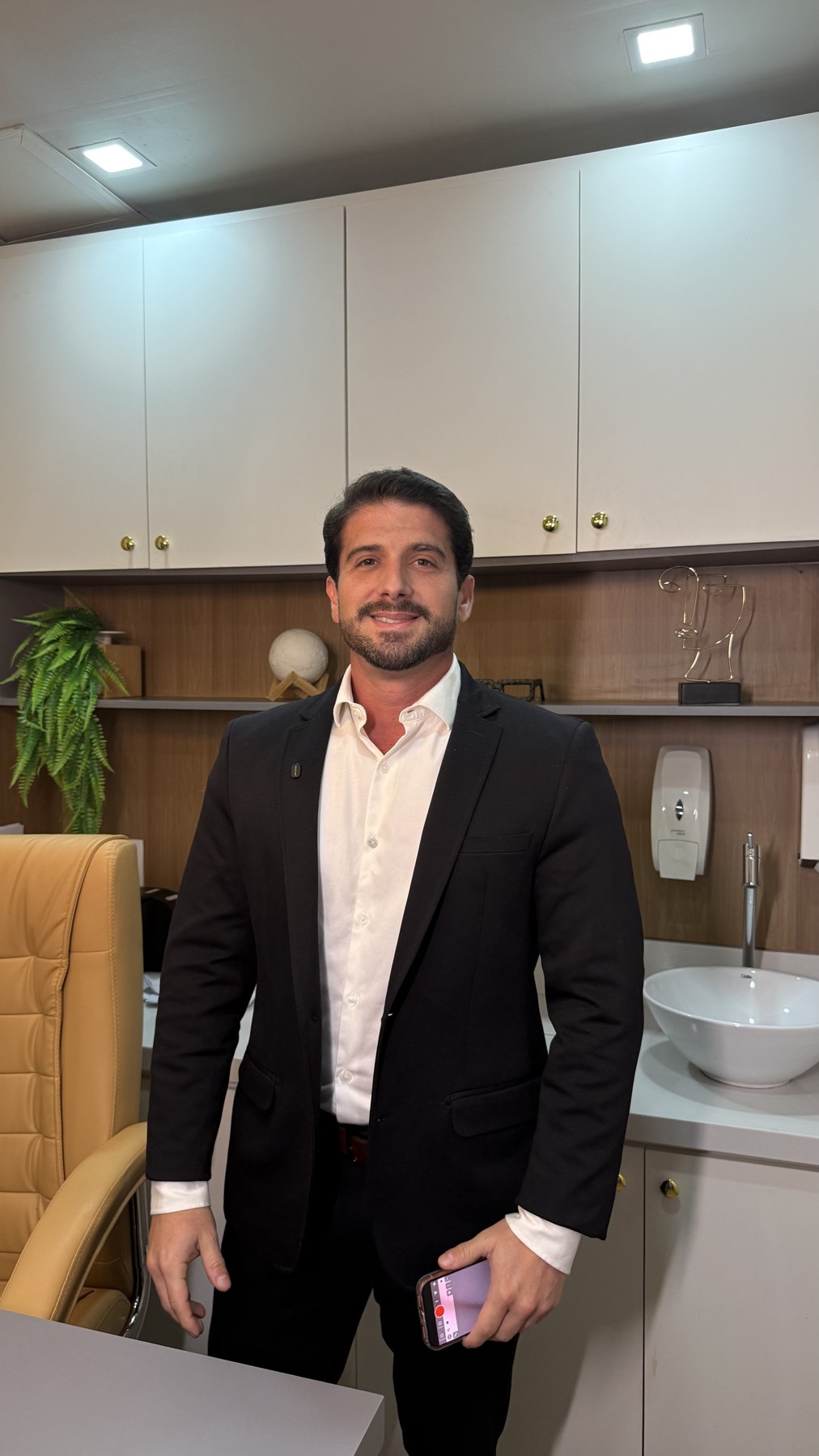 Dr. Paulo Oliveira, médico, em seu consultório