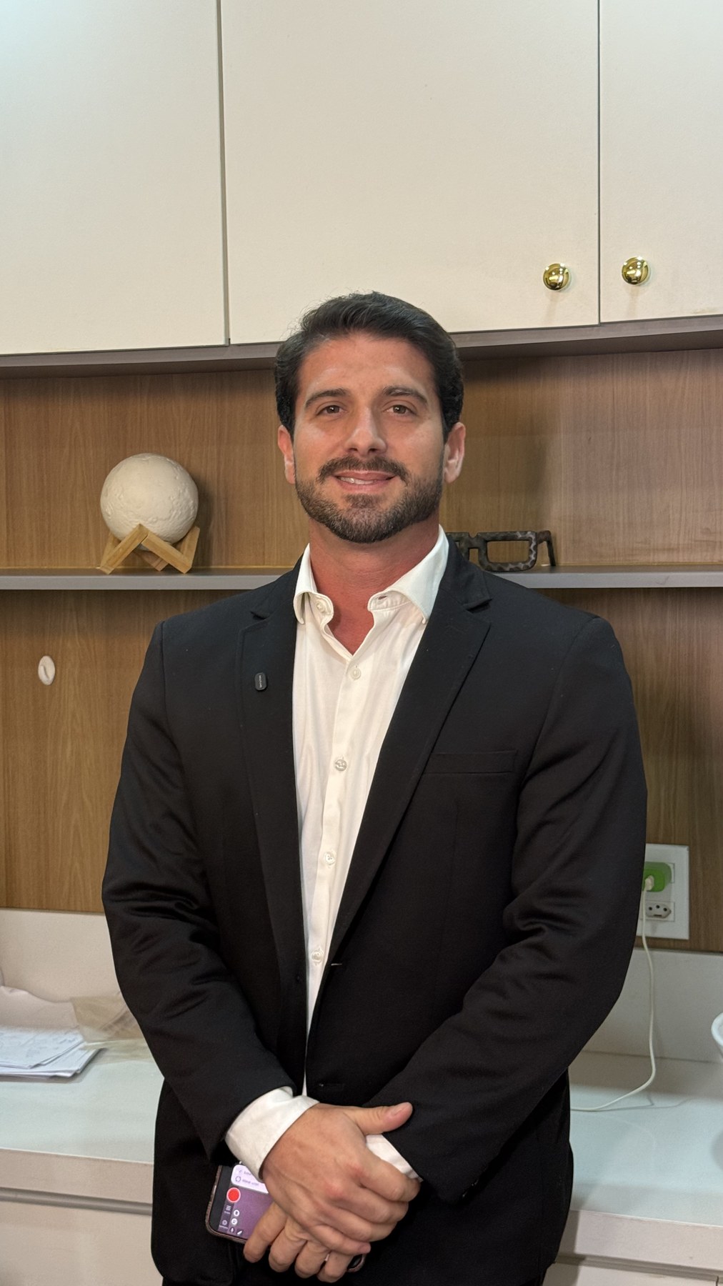 Dr. Paulo Oliveira em atendimento no consultório